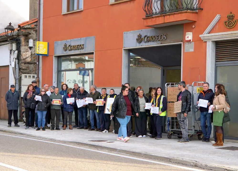 Vecinos arropan a los carteros de Aliste en sus reivindicaciones