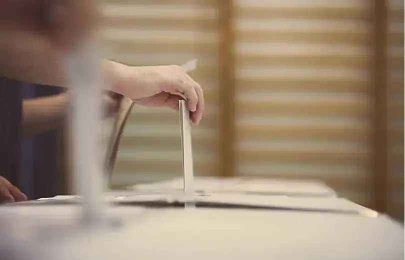 Un ciudadano deposita su voto en una urna. Imagen de Archivo