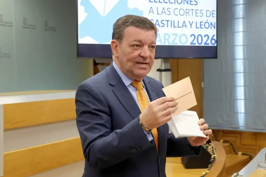 El consejero de Presidencia, Luis Miguel Gonz&aacute;lez Gago, explica el dispositivo electoral para el 15-M. Foto Valladolid Plural