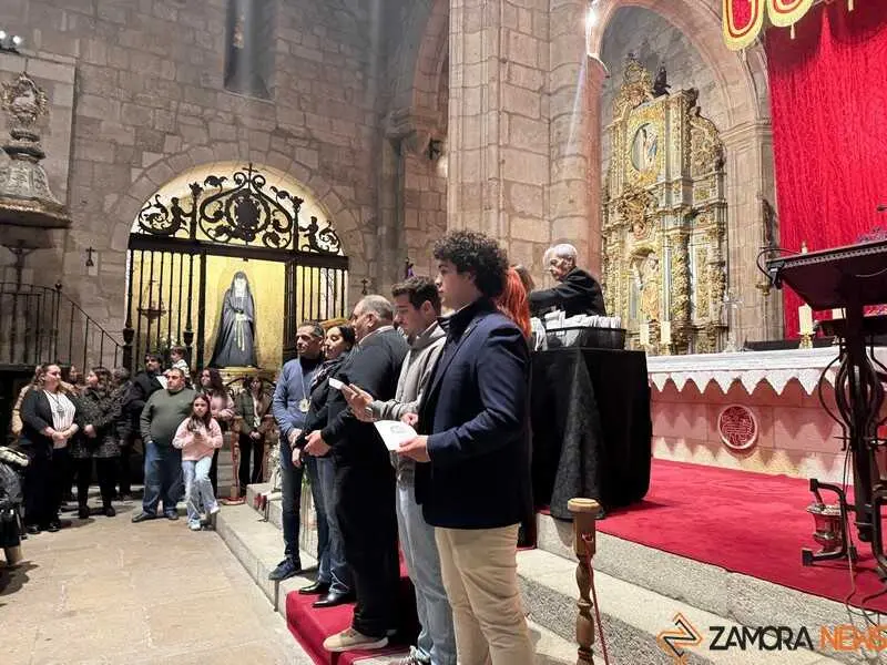 Imposici&oacute;n de medallas a los nuevos hermanos y damas de Jes&uacute;s Nazareno vulgo Congregaci&oacute;n 