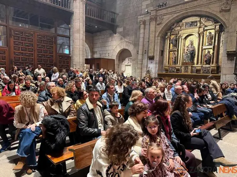 Imposici&oacute;n de medallas a los nuevos hermanos y damas de Jes&uacute;s Nazareno vulgo Congregaci&oacute;n _2