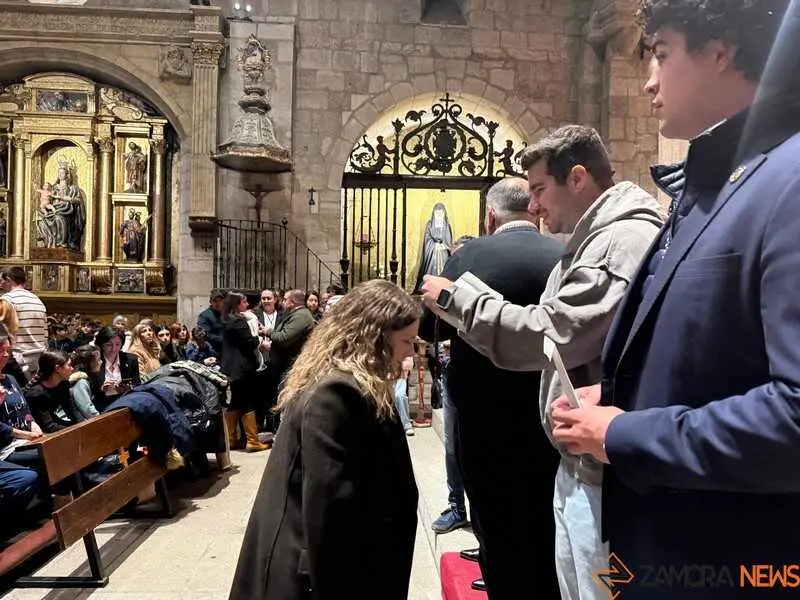 Imposici&oacute;n de medallas a los nuevos hermanos y damas de Jes&uacute;s Nazareno vulgo Congregaci&oacute;n _3