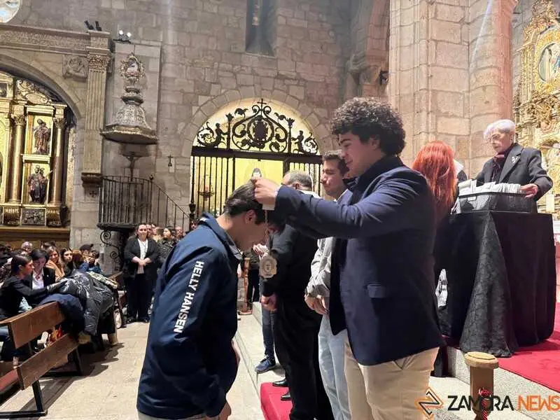 Imposici&oacute;n de medallas a los nuevos hermanos y damas de Jes&uacute;s Nazareno vulgo Congregaci&oacute;n _4