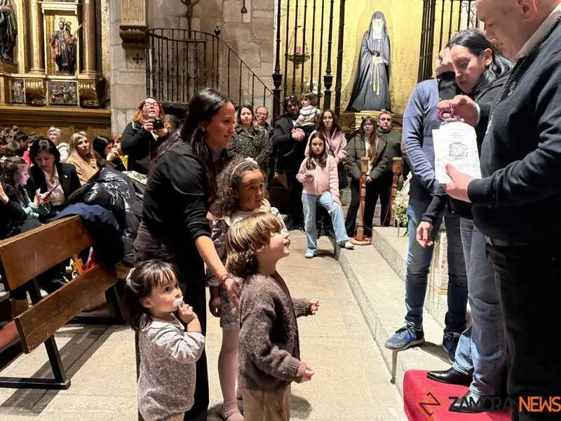 Imposici&oacute;n de medallas a los nuevos hermanos y damas de Jes&uacute;s Nazareno vulgo Congregaci&oacute;n _7