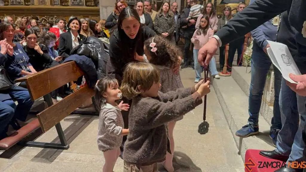 Imposici&oacute;n de medallas a los nuevos hermanos y damas de Jes&uacute;s Nazareno vulgo Congregaci&oacute;n _9