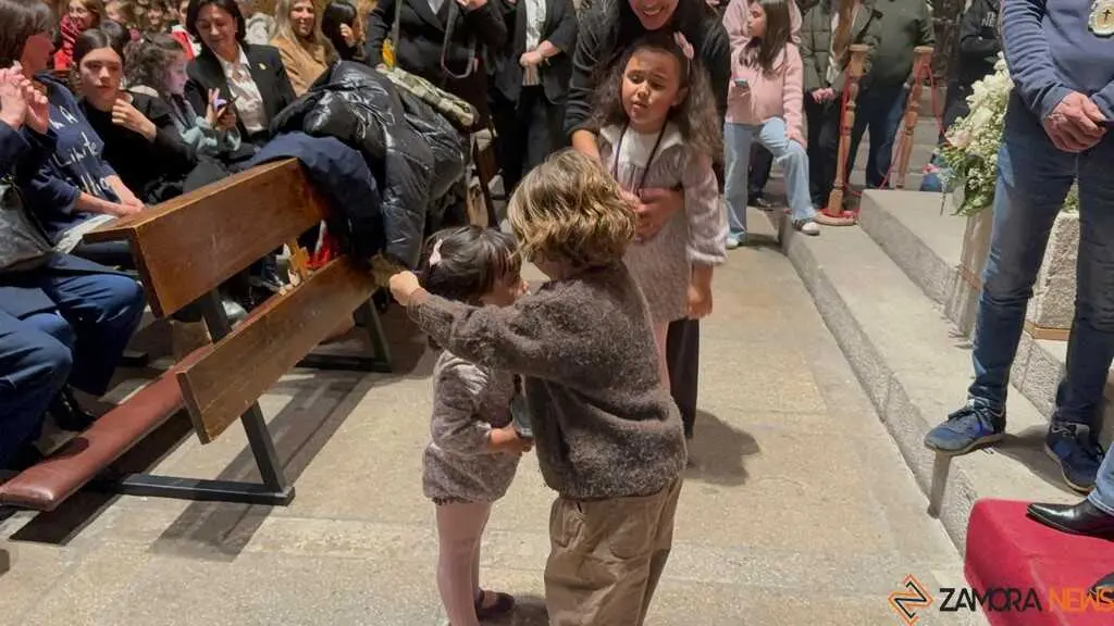 Imposici&oacute;n de medallas a los nuevos hermanos y damas de Jes&uacute;s Nazareno vulgo Congregaci&oacute;n _10