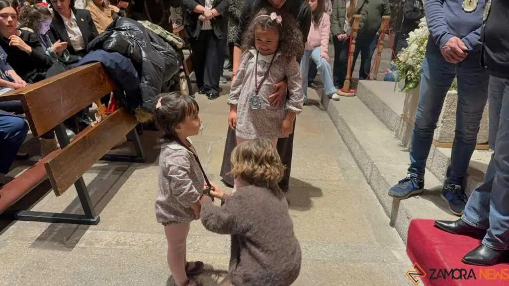 Imposici&oacute;n de medallas a los nuevos hermanos y damas de Jes&uacute;s Nazareno vulgo Congregaci&oacute;n _11