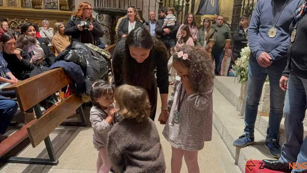 Imposici&oacute;n de medallas a los nuevos hermanos y damas de Jes&uacute;s Nazareno vulgo Congregaci&oacute;n _12