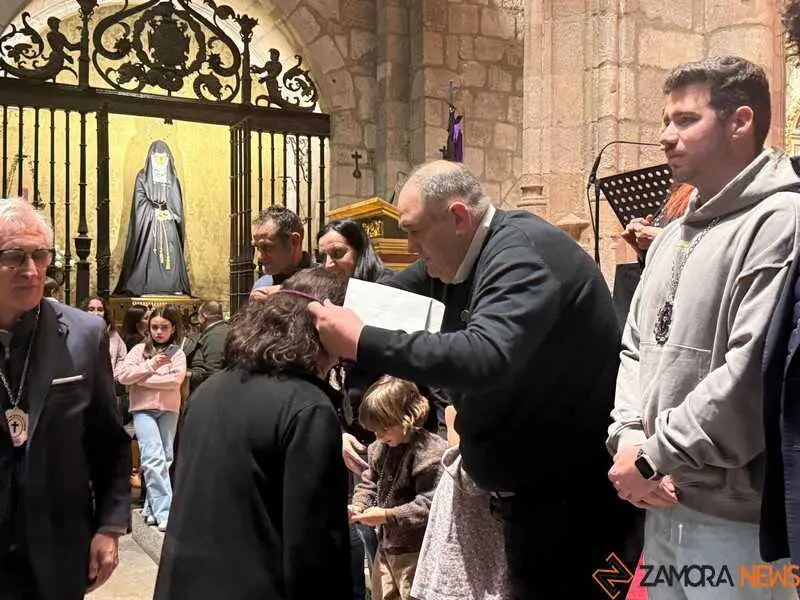 Imposici&oacute;n de medallas a los nuevos hermanos y damas de Jes&uacute;s Nazareno vulgo Congregaci&oacute;n _15