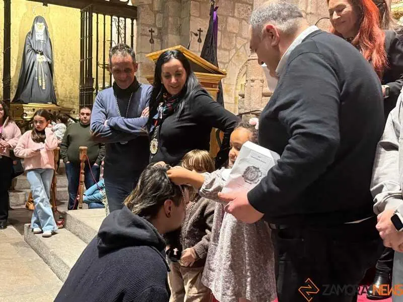 Imposici&oacute;n de medallas a los nuevos hermanos y damas de Jes&uacute;s Nazareno vulgo Congregaci&oacute;n _16