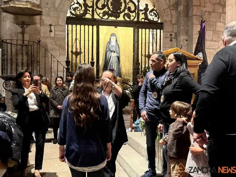 Imposici&oacute;n de medallas a los nuevos hermanos y damas de Jes&uacute;s Nazareno vulgo Congregaci&oacute;n _19