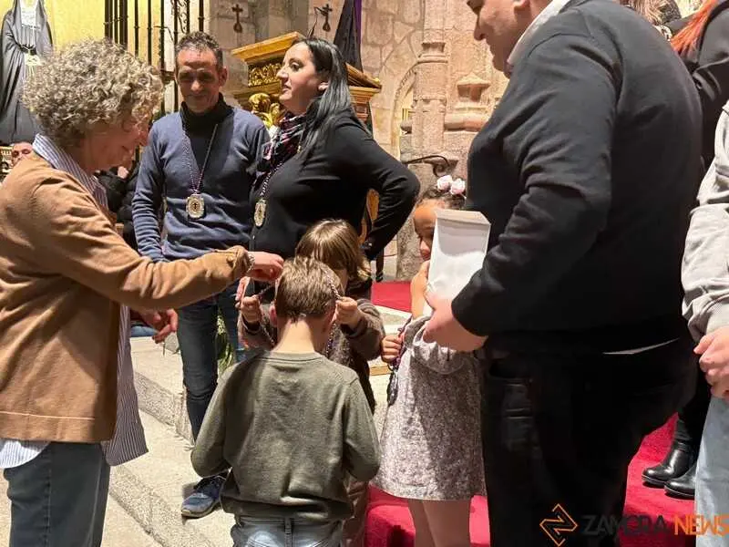 Imposici&oacute;n de medallas a los nuevos hermanos y damas de Jes&uacute;s Nazareno vulgo Congregaci&oacute;n _23