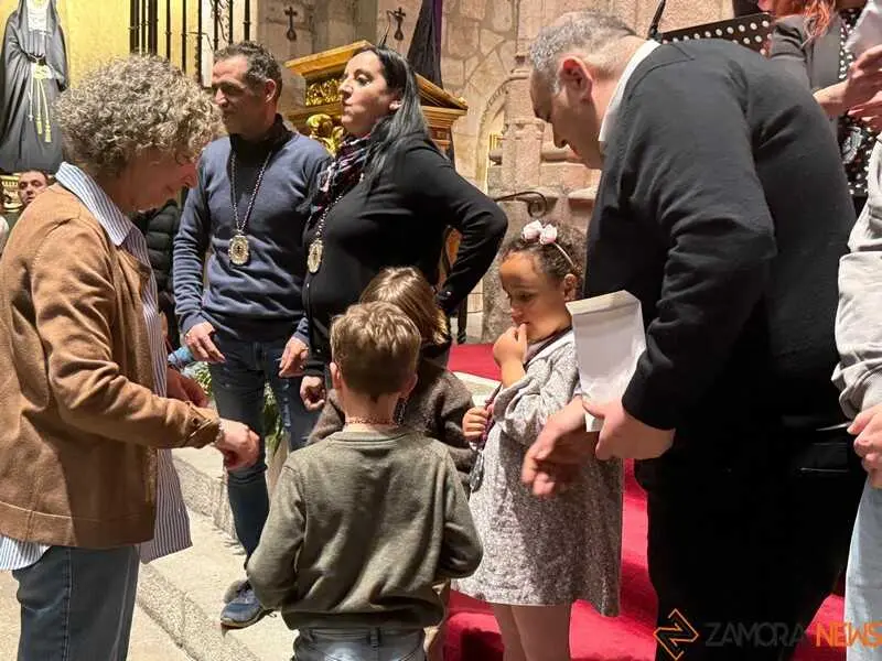 Imposici&oacute;n de medallas a los nuevos hermanos y damas de Jes&uacute;s Nazareno vulgo Congregaci&oacute;n _24
