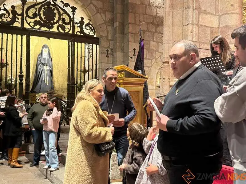 Imposici&oacute;n de medallas a los nuevos hermanos y damas de Jes&uacute;s Nazareno vulgo Congregaci&oacute;n _25