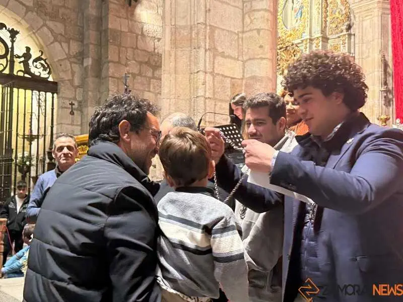 Imposici&oacute;n de medallas a los nuevos hermanos y damas de Jes&uacute;s Nazareno vulgo Congregaci&oacute;n _27