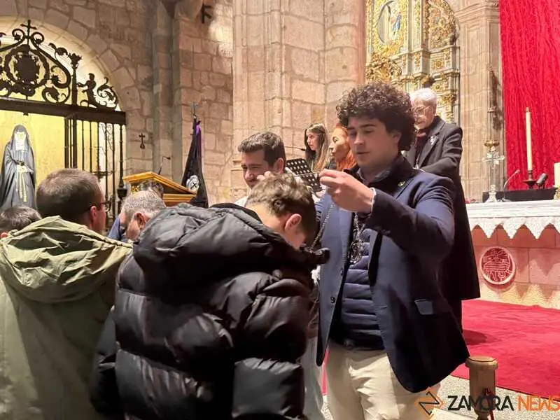 Imposici&oacute;n de medallas a los nuevos hermanos y damas de Jes&uacute;s Nazareno vulgo Congregaci&oacute;n _36