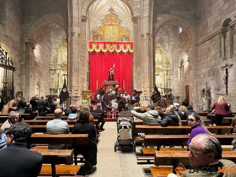 Imposici&oacute;n de medallas a los nuevos hermanos y damas de Jes&uacute;s Nazareno vulgo Congregaci&oacute;n _37