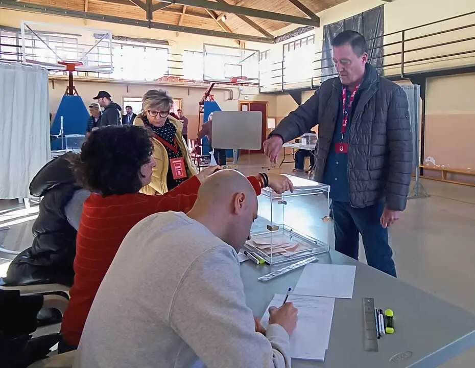 Alfonso Mart&iacute;n, candidato de UPL, deposita su voto en el colegio Obispo Nieto