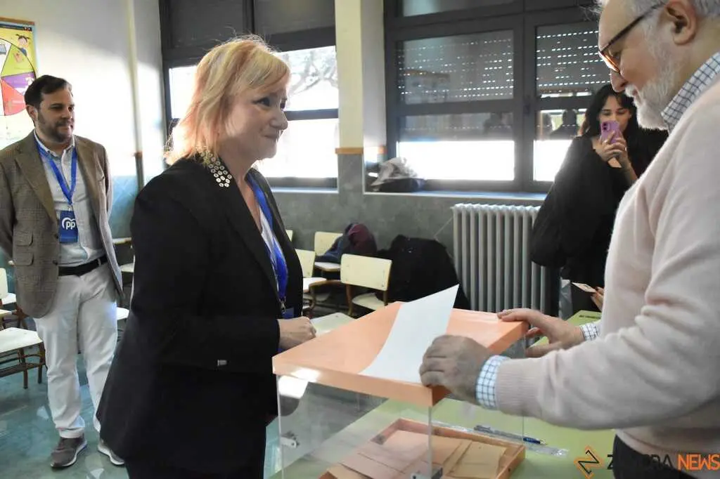 Leticia Garc&iacute;a vota Elecciones 15M 