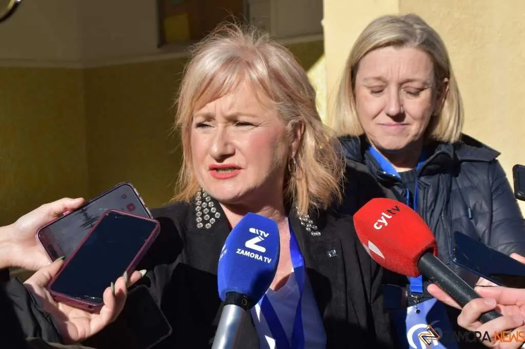 Leticia Garc&iacute;a vota Elecciones 15M _2