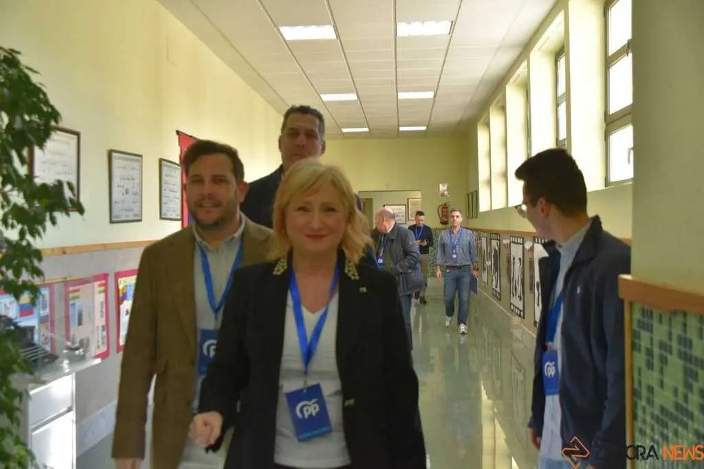 Leticia Garc&iacute;a vota Elecciones 15M _5