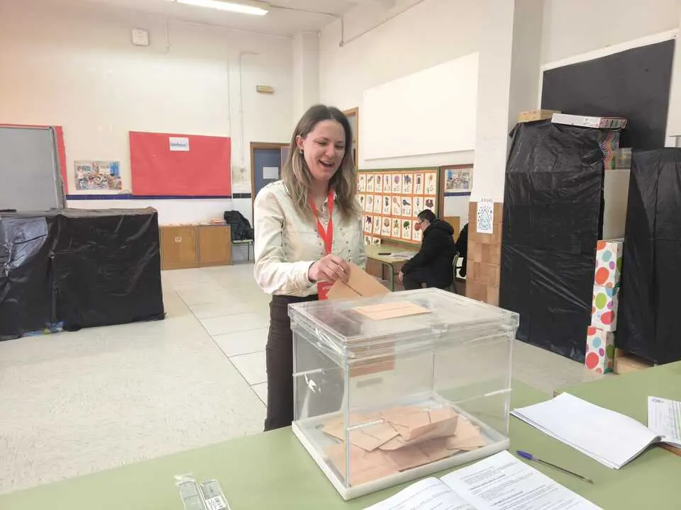 Mar&iacute;a Velasco PSOE Zamora vota Elecciones 15M