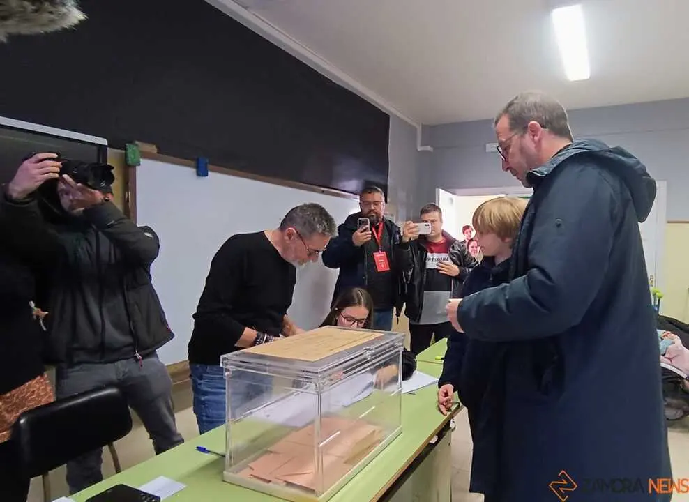 I&ntilde;aki G&oacute;mez vota elecciones 15M 