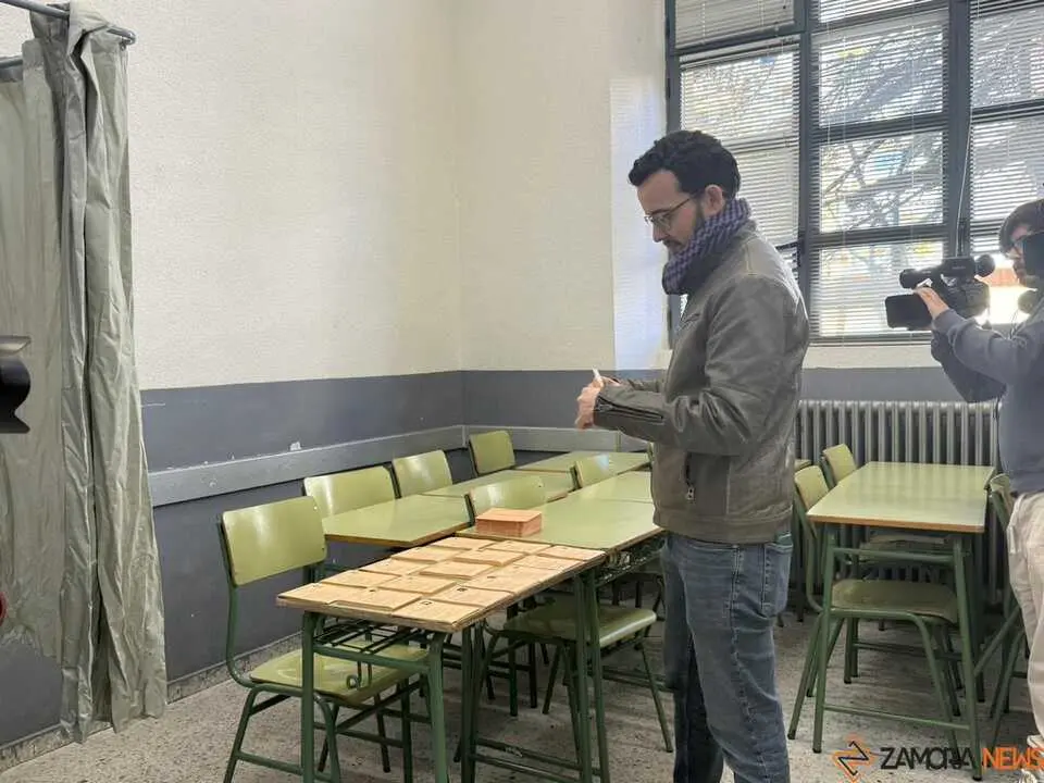 Miguel &Aacute;ngel Llamas vota elecciones 15M _3