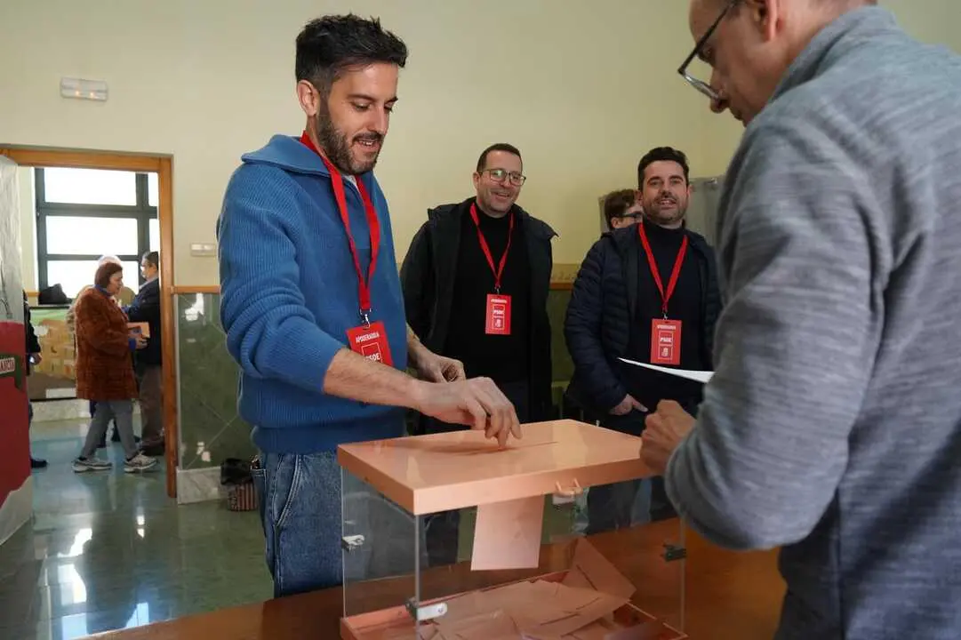 Javier Garc&iacute;a vota elecciones 15M _2