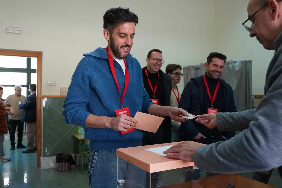 Javier Garc&iacute;a vota elecciones 15M