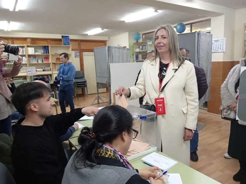 Patricia Mart&iacute;n vota eleccione 15M