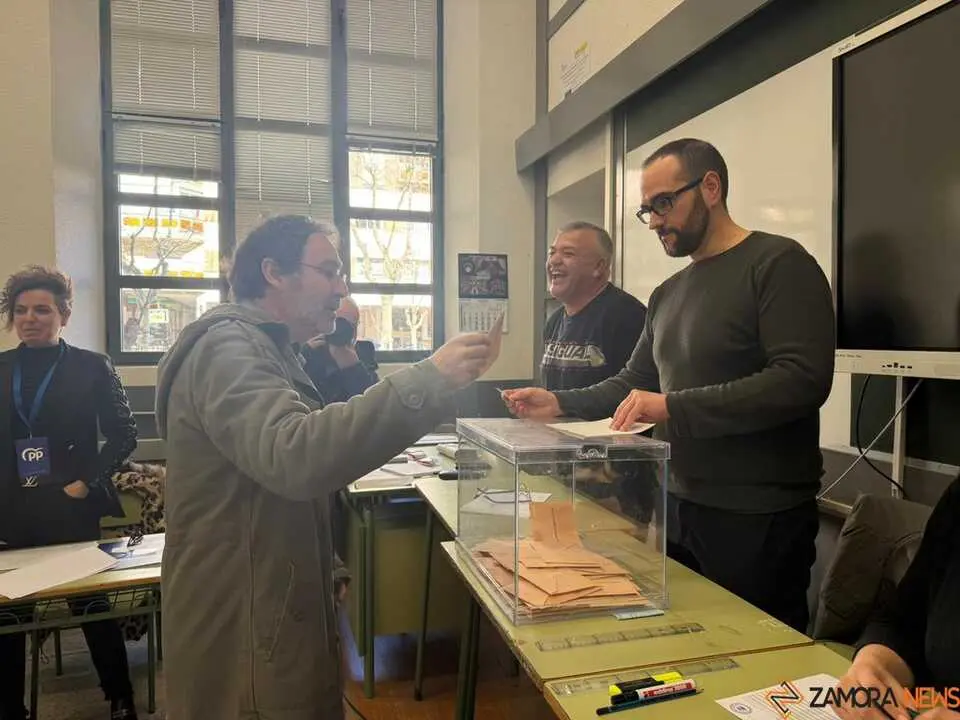 Miguel &Aacute;ngel Vi&ntilde;as vota elecciones 15M _2