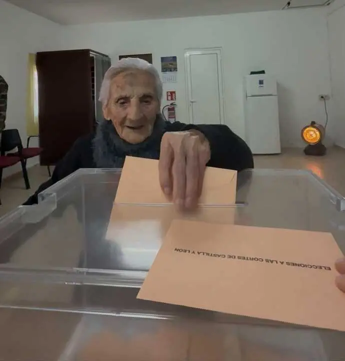 Jesusa Cifuentes, ejerce su voto en Otero de Bodas (2)