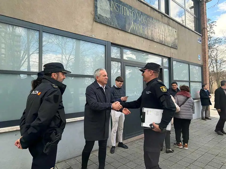 Nicanor Sen saluda a los polic&iacute;as