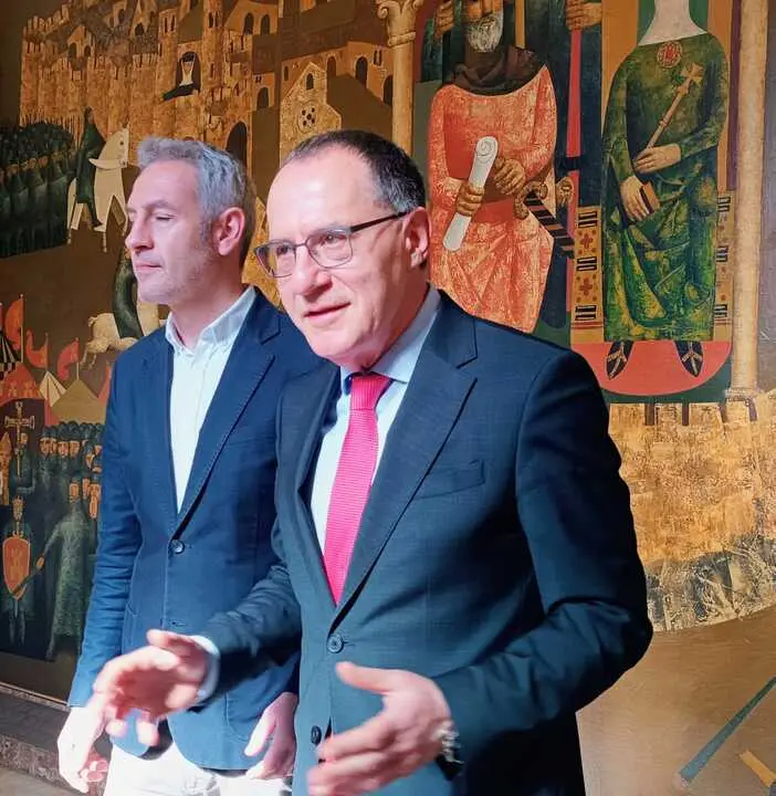 &Aacute;ngel Blanco y el alcalde de Toro minutos antes de reunirse en la Subdelegaci&oacute;n