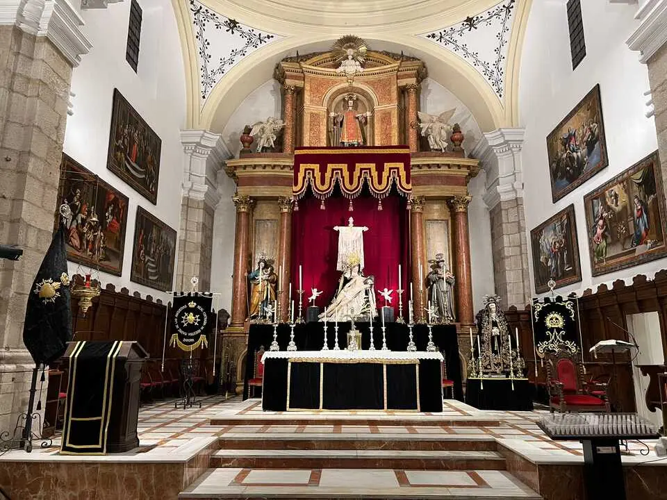 Altar San Vicente Martir Noverario Nuestra Madre - imagen redes de la Cofrad&iacute;a