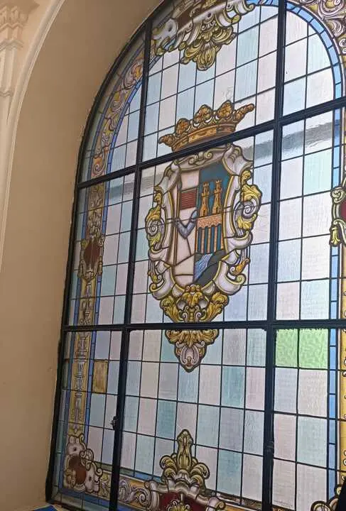 Vidriera tras el puesto de control del Ayuntamiento de Zamora