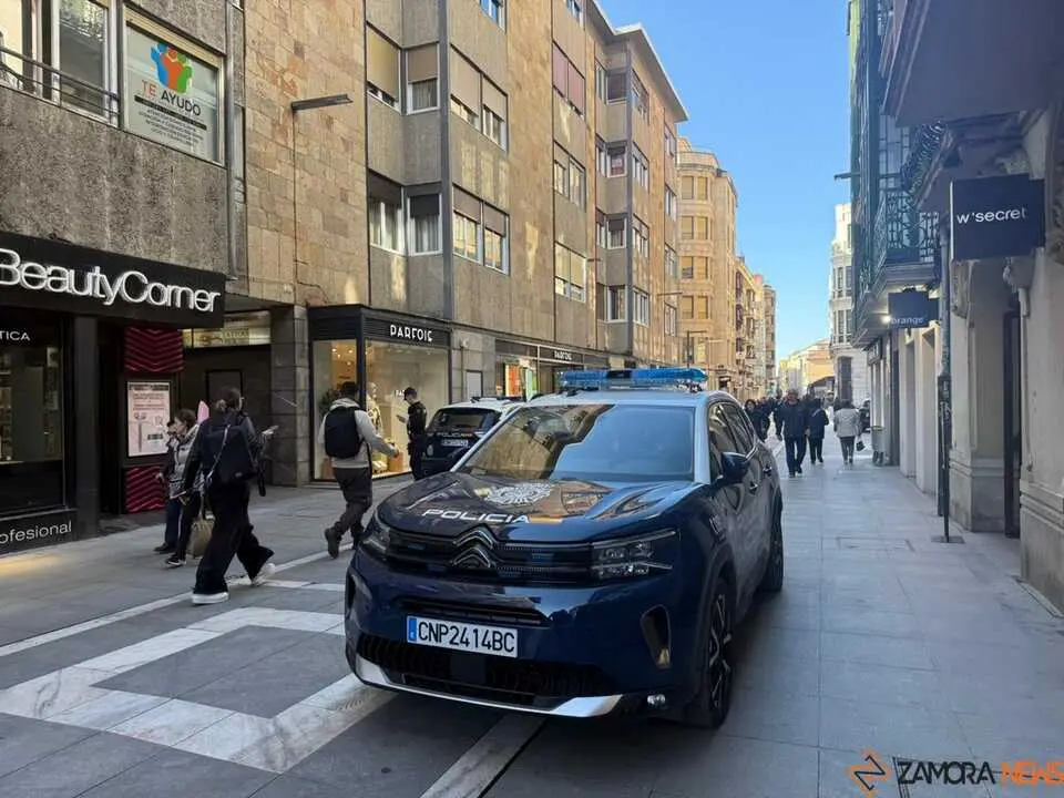 Polic&iacute;a Nacional por la calle Santa Clara