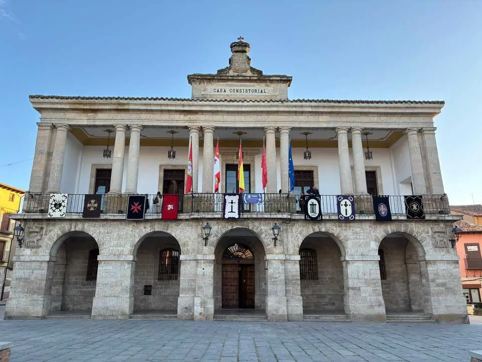 Ayuntamiento de Toro adornado con los reposteros. Imagen de archivo