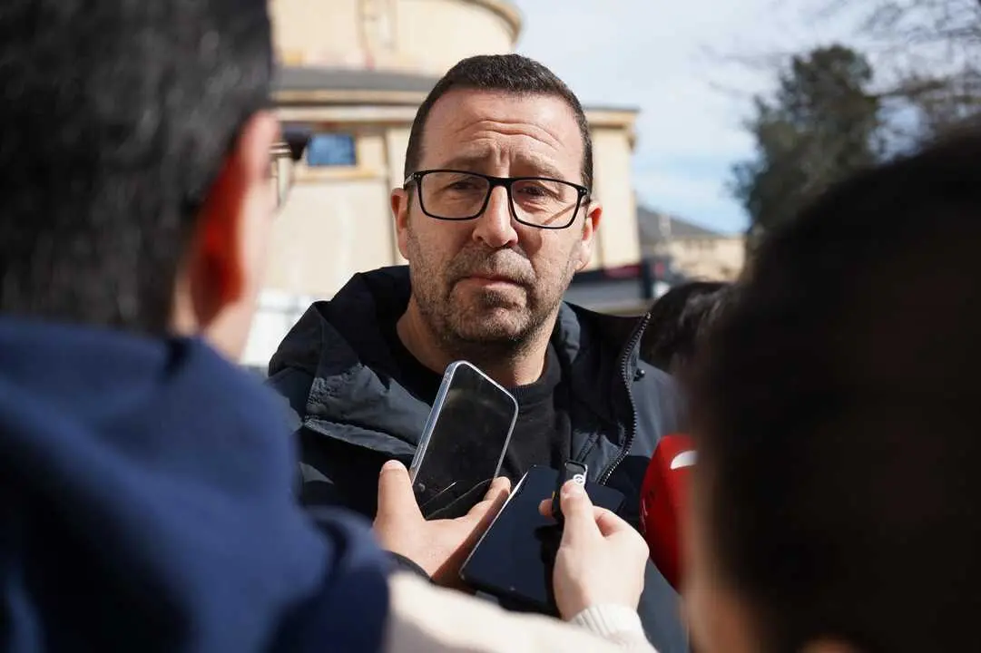 I&ntilde;aki G&oacute;mez atiende a los medios de comunicaci&oacute;n