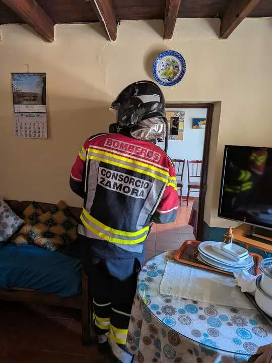 Bombero en la vivienda de Sogo