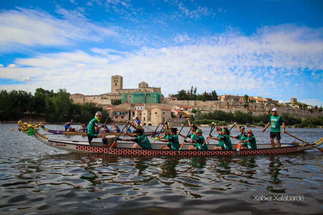 foto equipo barco drag&oacute;n 