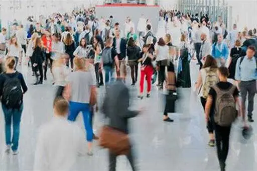 Personas caminando en una calle comercial