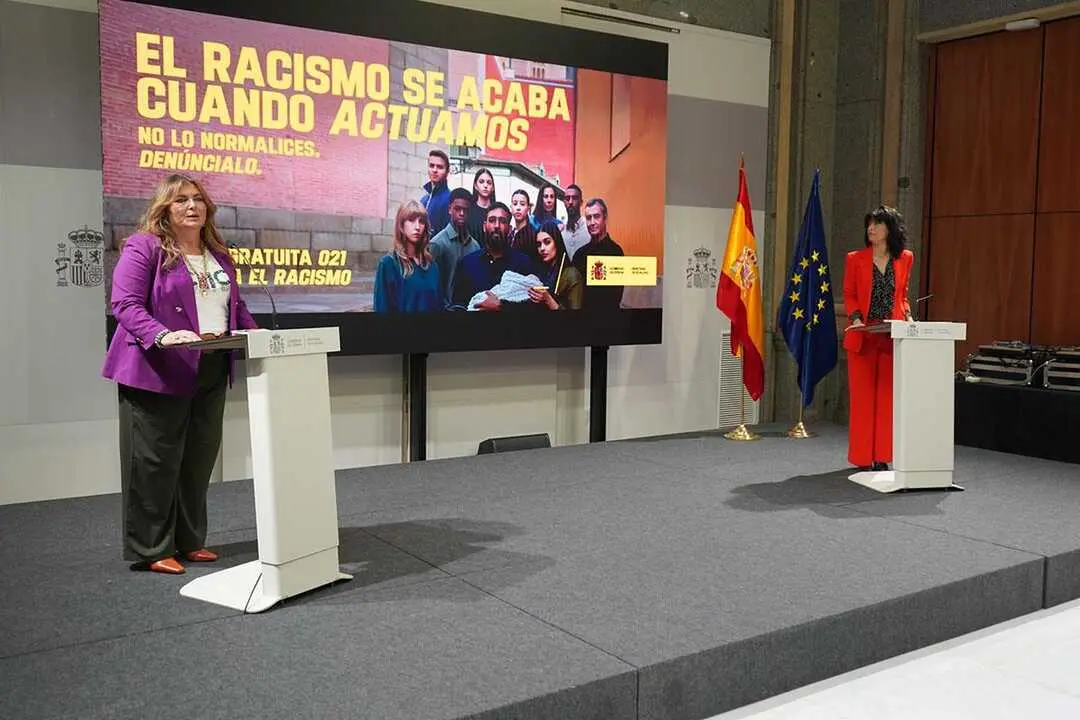 La ministra de Igualdad, Ana Redondo, y la directora general para la Igualdad de Trato y No Discriminaci&oacute;n y contra el Racismo, Beatriz Carrillo, durante la presentaci&oacute;n de la campa&ntilde;a
