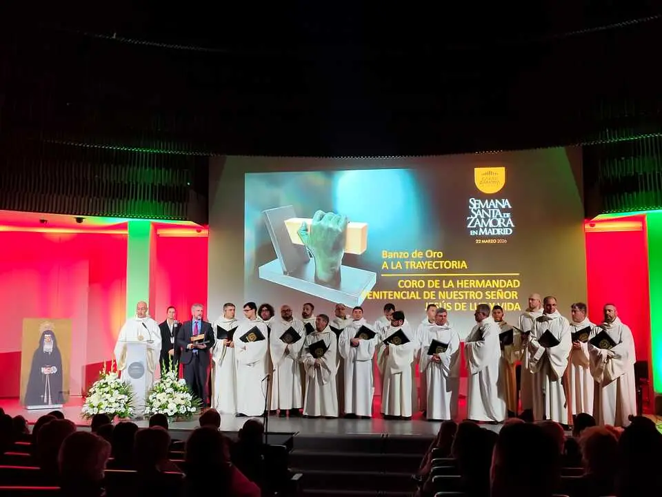 Foto Banzo de Oro Coro de la Hermandad Luz y Vida