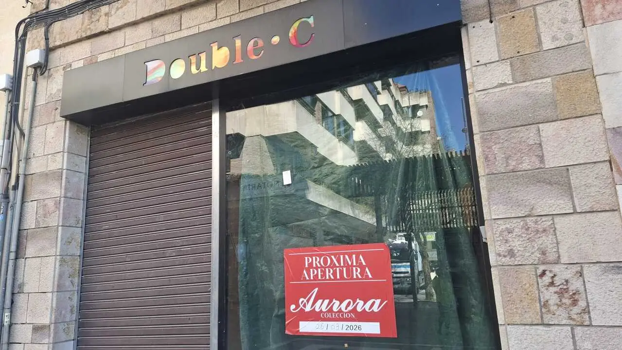 Cartel de reapertura en la tienda de Santa Clara