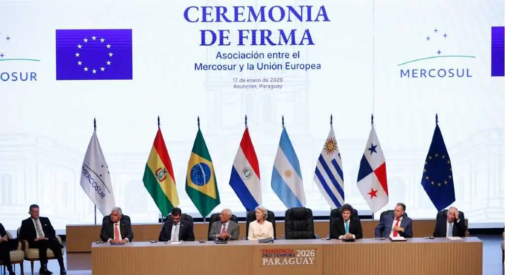 Firma del acuerdo. Foto qcom.es