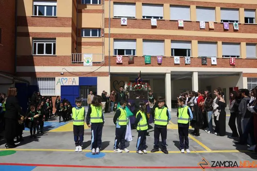  procesi&oacute;n de los alumnos del colegio Sant&iacute;sima Trinidad Amor de Dios_2