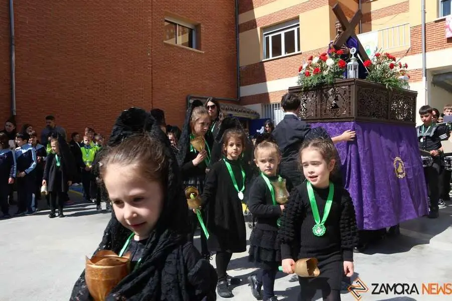  procesi&oacute;n de los alumnos del colegio Sant&iacute;sima Trinidad Amor de Dios_3