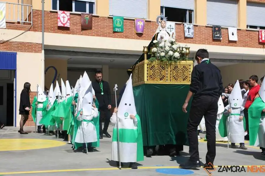  procesi&oacute;n de los alumnos del colegio Sant&iacute;sima Trinidad Amor de Dios_6